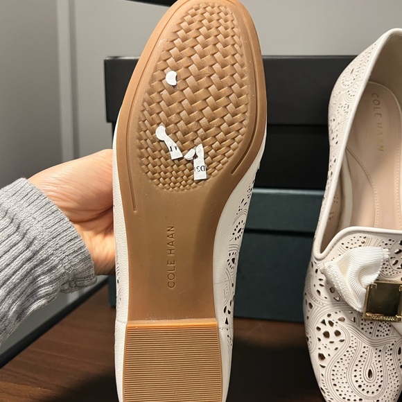 Cole Haan Tali Bow Loafer In Ivory Leather White Flats with Bow NWOT Size 5.5 - Picture 4 of 6
